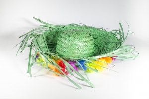 chapeau de paille vert avec fleurs